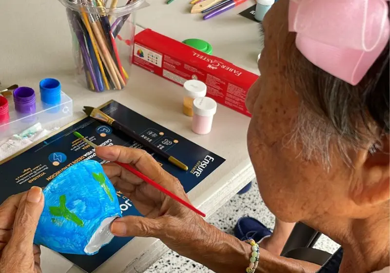 Residente participando en una actividad de arte y pintura