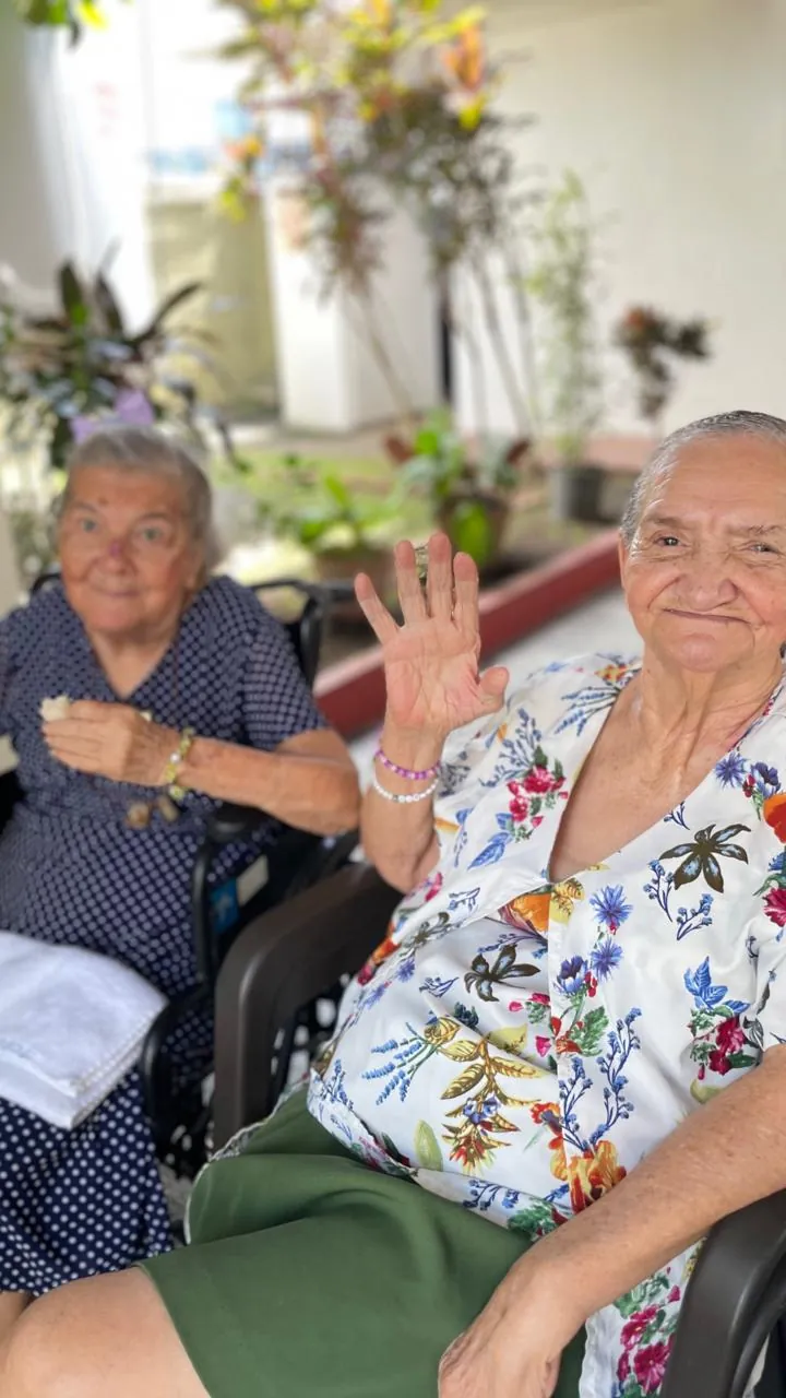 Residentes compartiendo un momento de amistad