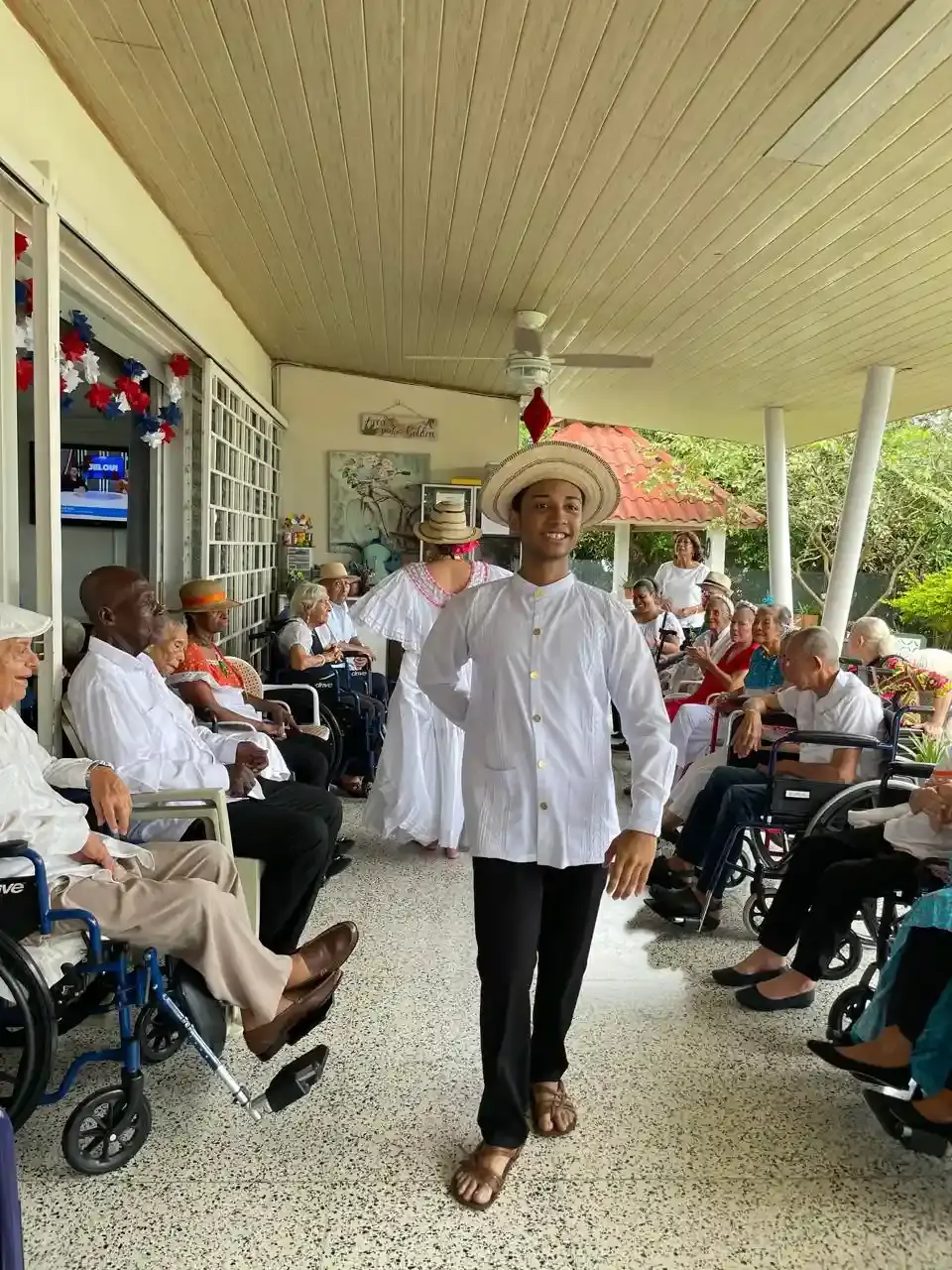 Celebración cultural con residentes de Golden Paradise