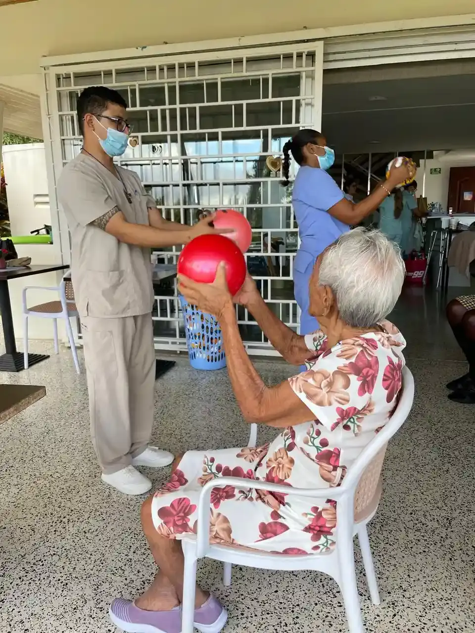 Ejercicio funcional con pelota para adultos mayores
