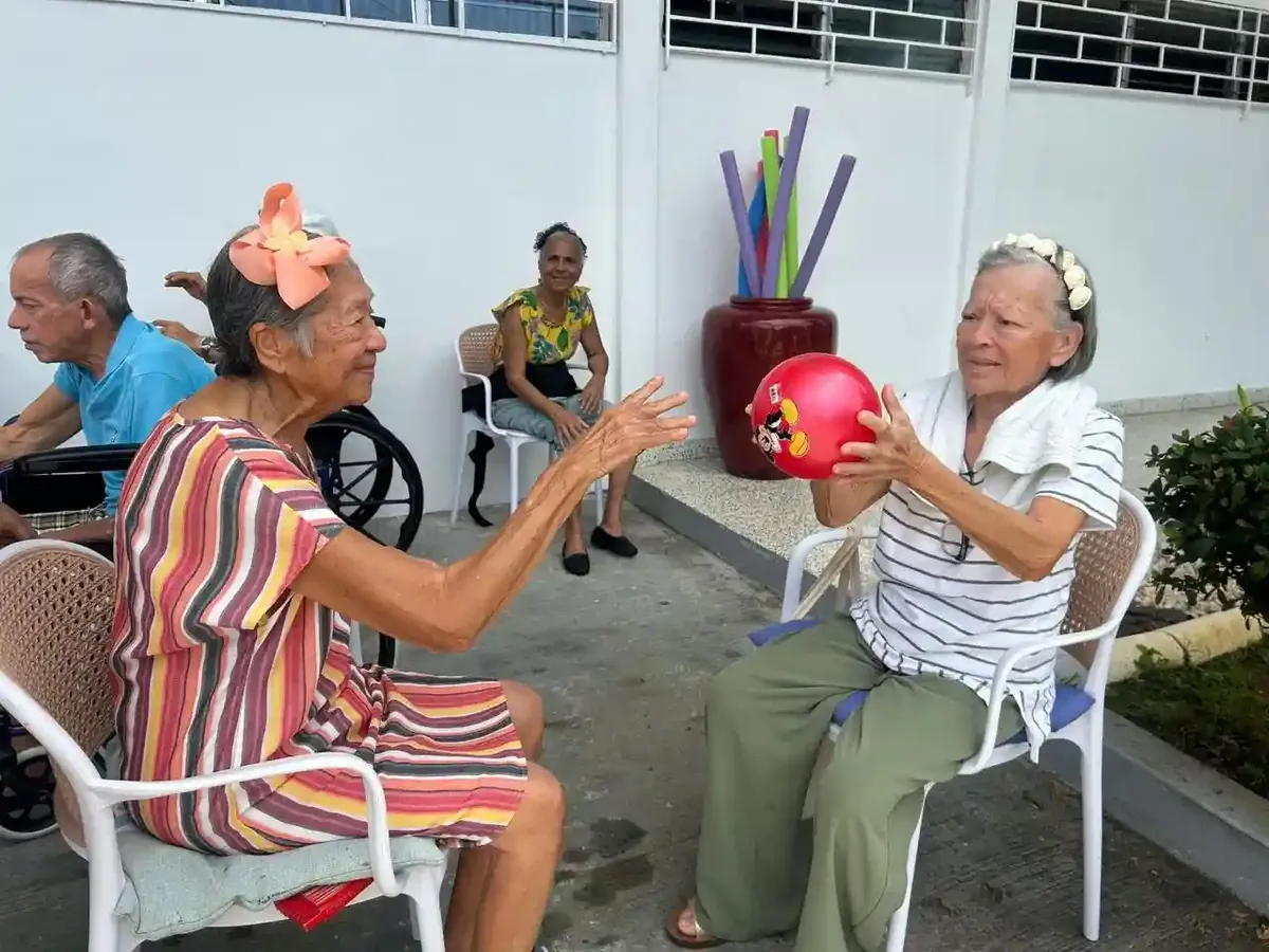 Dinámica grupal con pelota para adultos mayores