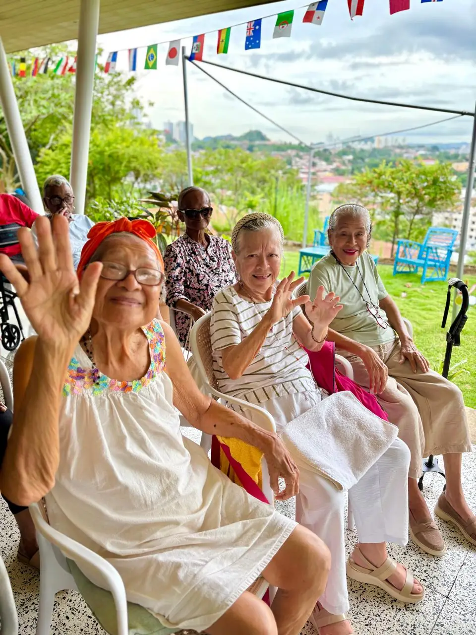 Residentes compartiendo y conviviendo en Golden Paradise