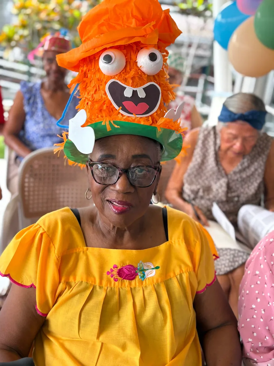 Celebración de abuelos en una residencia para adultos mayores en Golden Paradise
