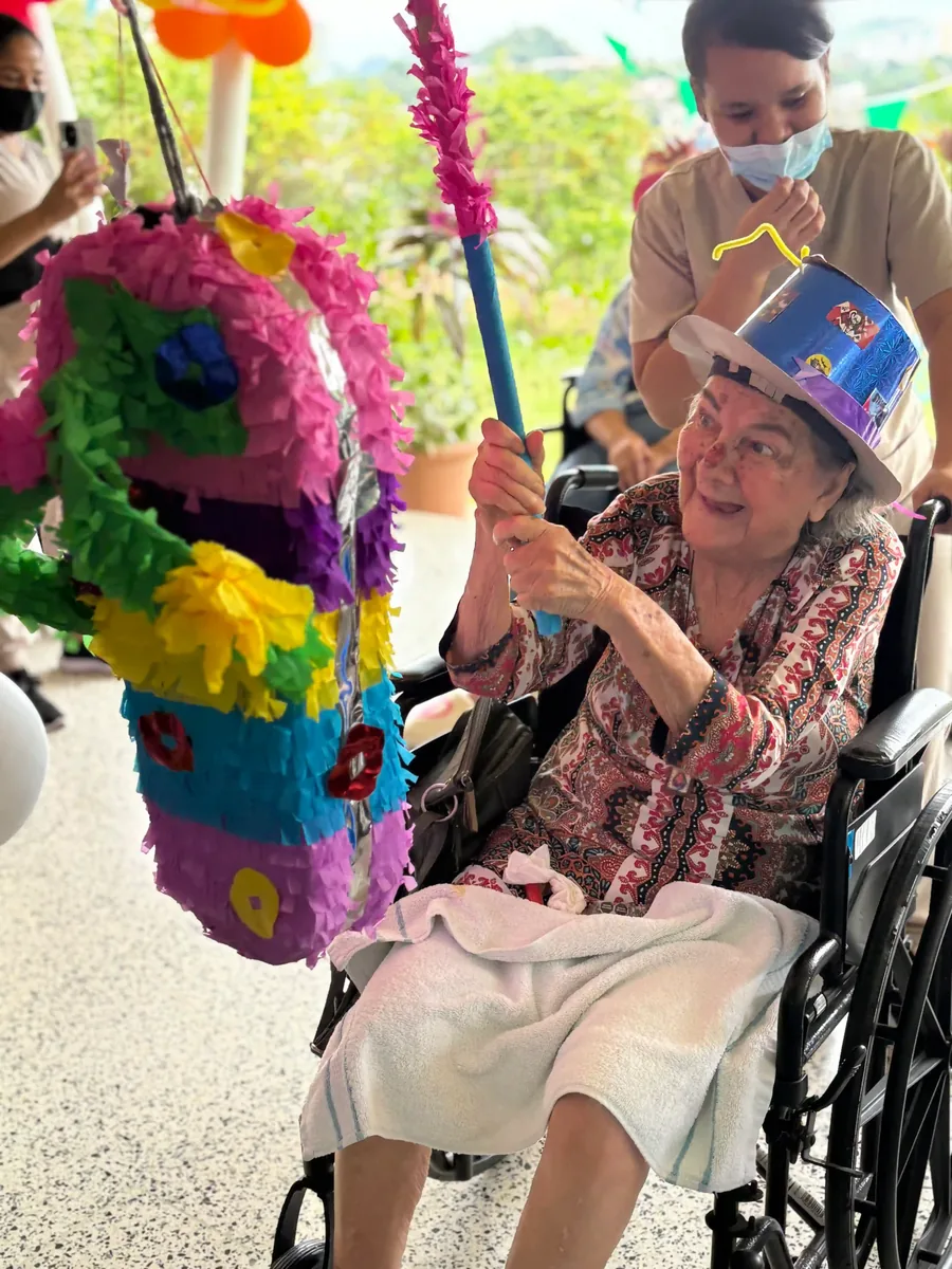 Adultos mayores participando en una fiesta de colores durante el Mes del Abuelo en Golden Paradise Panamá