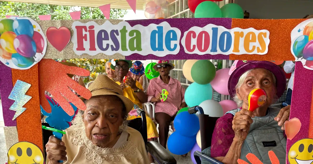 Celebración del Mes del Abuelo en Golden Paradise con adultos mayores reunidos en un ambiente alegre y colorido
