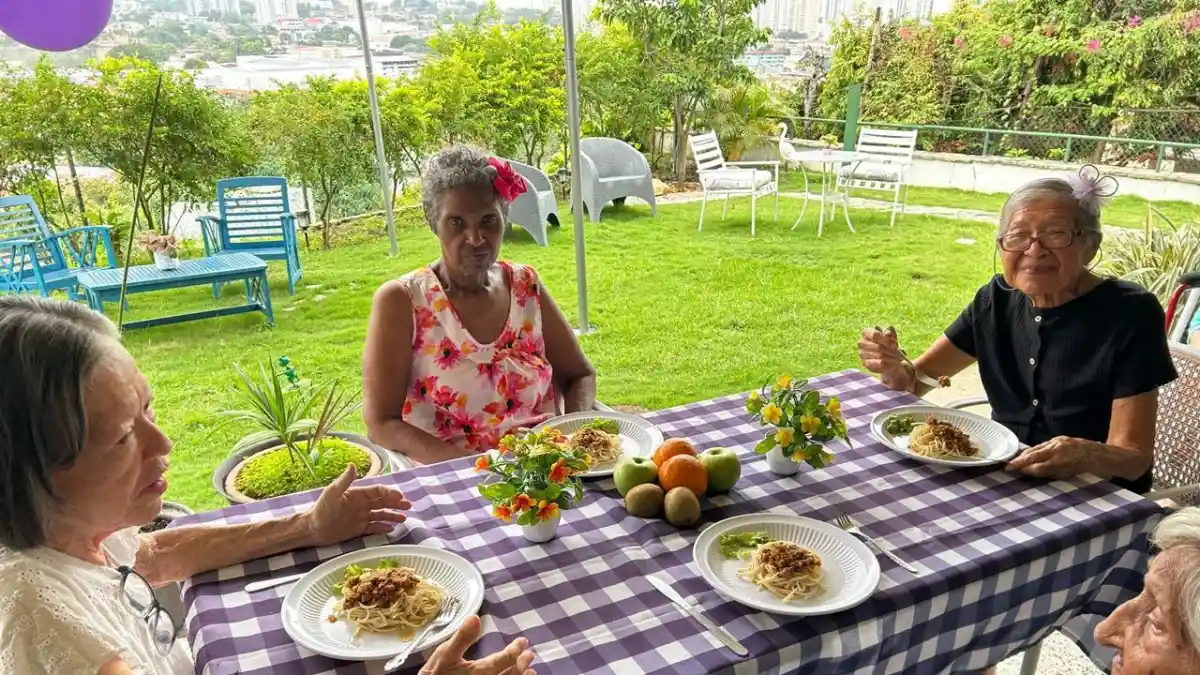 Residentes tomando café