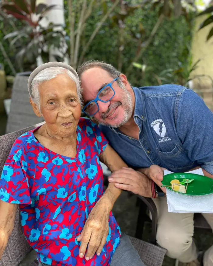 Familiar visitando a su ser querido en Golden Paradise