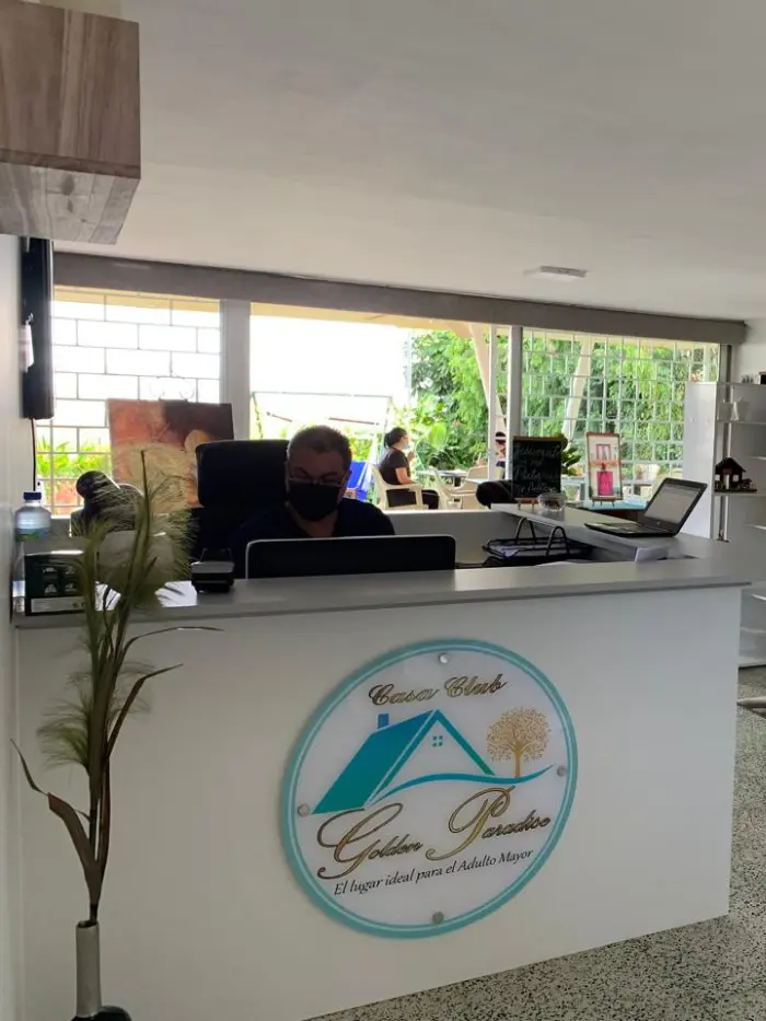 Historia Golden Paradise