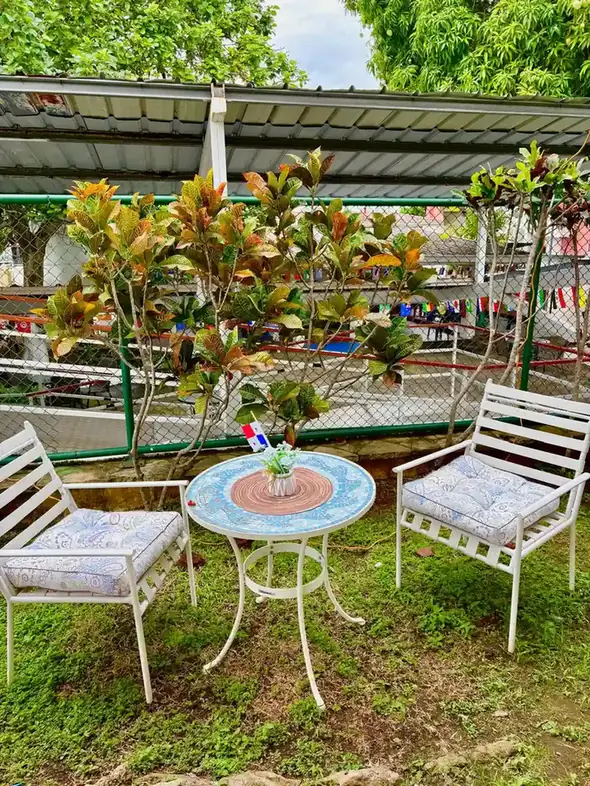 Área de descanso y jardín en Golden Paradise