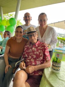 Residentes de Golden Paradise celebrando el Día del Padre con música y regalos
