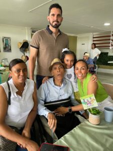 Residentes de Golden Paradise celebrando el Día del Padre con música y regalos